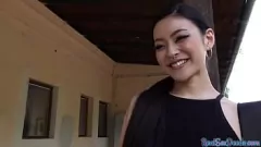 play La ragazza asiatica viene scopata pubblicamente in contanti in POV