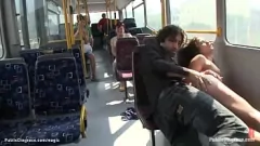 play Europese babe gedomineerd en geneukt op openbare bus