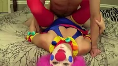 play Cosplay-klaun zostaje ostro wyruchana i spuszcza się na twarz w mokrej i niechlujnej scenie