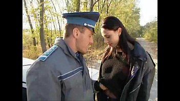 play La morena le hace una mamada a unos policías
