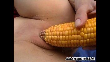 play Xnxx rumana con un coño pone el maíz en ella