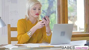 play La donna vuole un cazzo sulla sua scrivania dove lavora e si annoia
