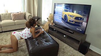play La figa mentre gioca viene scopata sulla schiena
