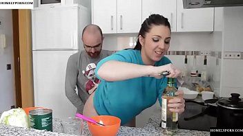 play Pizdulice déroule le vin pendant qu'elle se fait baiser par une petite bite maigre