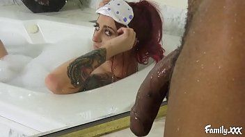 play Roodharige getatoeëerd onder de douche, seks met zwarten met een lul van 30 cm