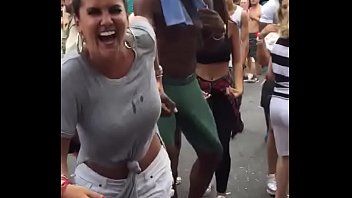 Spectacle public avec l'amant qui sort sa bite d'un pantalon de femme avec beaucoup de femmes