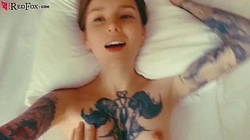 play Une femme sexy prend une douche avant d'avoir des relations sexuelles folles