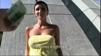 play La prostituta fa un pompino per strada per soldi