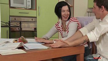 play La sua sorella di 19 anni con la figa super eccitata vuole che il suo cazzo sia nascosto in profondità