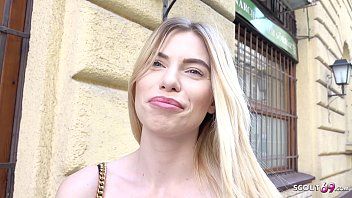 play Sexy woman wants to break you