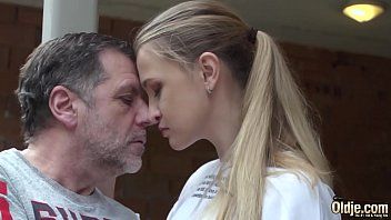 play Xnxx cu o femeie care arata bombastic in pula lui