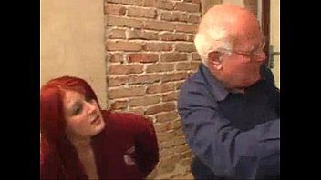 play La pelirroja se folla duro con un viejo de esa gran polla