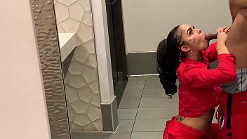 play Milf ionella vuole un anale brutale sulla schiena