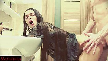 play Sexo en la bañera con hermana y hermano filmado en secreto