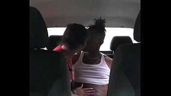play Mehrere Mädchen werden in einem Auto von einem Mann gefickt