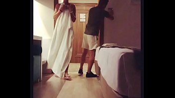 play Films Xxx avec le patron lesbien un collègue vient la voir et la traîne au lit en train de baiser sous la douche