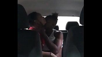 play Xxx nella vasca da bagno con un adolescente penetrato in tutti i buchi