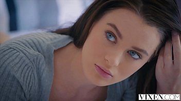 play Hermana de películas xxx llega a casa de la escuela y después de hacer una ronda de jodido hermano