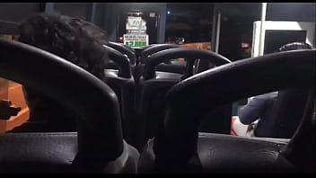 play Le nain du porno commence à donner du xxx oral à une femme mature