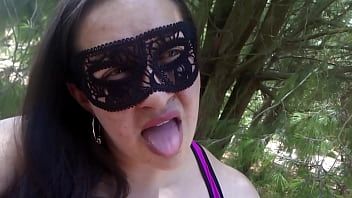 play Porno la penetra por el bosque, la milf encontrada le frota bien el culo con el pene