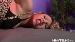 play Blonda curvă ia un penis mare în fundul ei tatuat