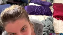 play Piccola MILF bionda viene catturata dal figliastro in capperi anali