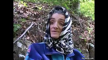 play La nonna senza denti è penetrata nel campo solo nella bocca e nel culo