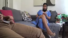 play El encuentro prohibido de la esposa turca cornuda con la monstruosa polla de un generoso árabe desconocido