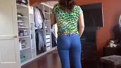play Le beau-fils de la Latina MILF ne peut pas résister à son cul parfait et à sa chatte velue