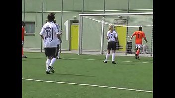 play Piłkarze uprawiają seks z chłopcem, który trenuje ich w szatni