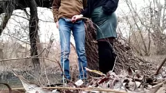 play Curvy Milf în fustă din piele e de rahat în aer liber, după întâlnirea publică