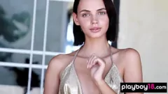 play Petite morena gata Lilit Ariel expõe seus peitos minúsculos e buceta raspada