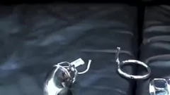 play Bondage BDSM: la femdom strerisce il suo giocattolo di castità del cazzo in POV